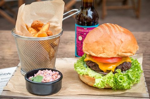 Kézműves sajtburger vagy vega burger menü