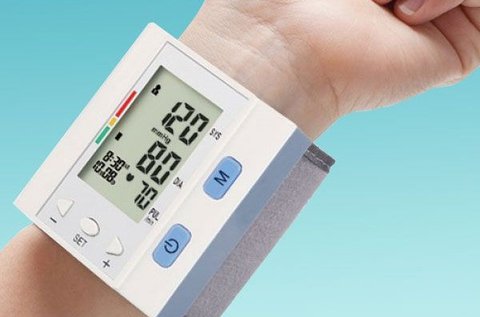 Csuklóra helyezhető digitális vérnyomásmérő