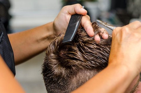 Férfi hajvágás modern vágási technikákkal