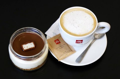 Választható nagy üveges sajttorta cappuccinóval