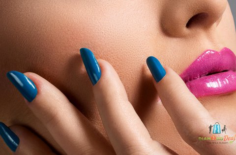 Színes géllakkozás 2 köröm sellő poros díszítésével