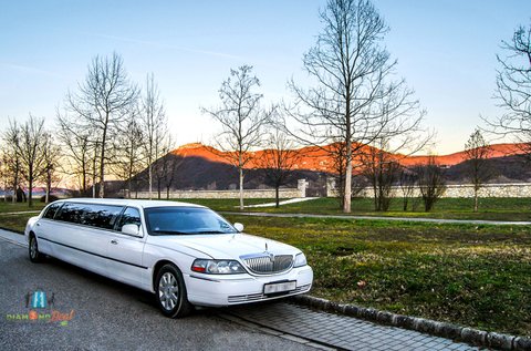 1 órás Lincoln limuzin bérlés 1 üveg pezsgővel