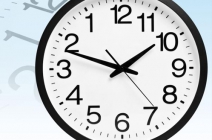 Forgasd vissza az idő kerekét! Visszafelé járó falióra jól látható, kontúros számokkal