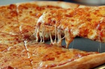 50 cm-es pizza a dunakeszi Auchan üzletsorán