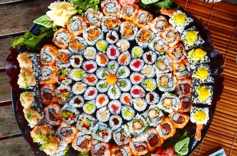 90 db-os sushi tál 4-6 fő részére makikkal