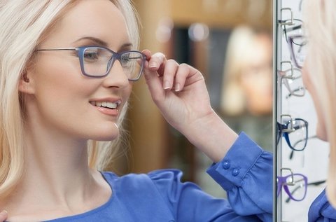 Hoya lencsés szemüveg készítése látásvizsgálattal