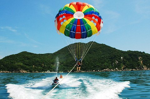 Vízi ejtőernyőzés a Tisza-tó körül