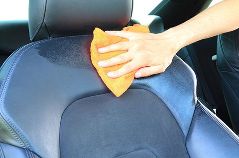Autókozmetika bőrápolással és belső takarítással