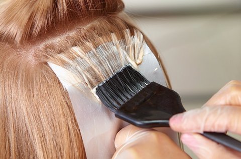 Divatos frizura vágása haj- vagy tőfestéssel
