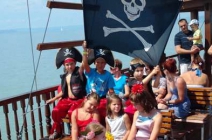 Kalózos kalandok Siófokon! Gyerekprogram animátorral a Barbarossa kalózhajón 6-14 éveseknek kiképzéssel, kalóztámadással + 6.200 Ft értékű Netutazó kedvezménykártya