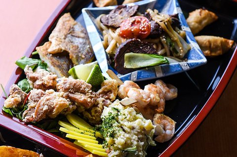 15 ételből álló 2 személyes japán ételválogatás
