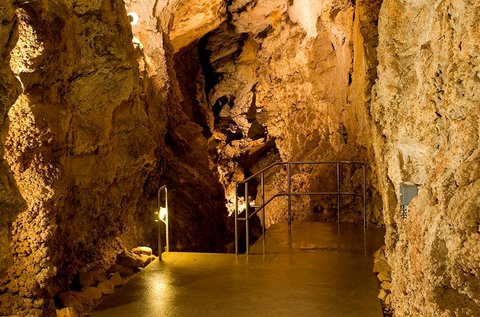 Izgalmas barlangtúra a Szemlő-hegyi-barlangban