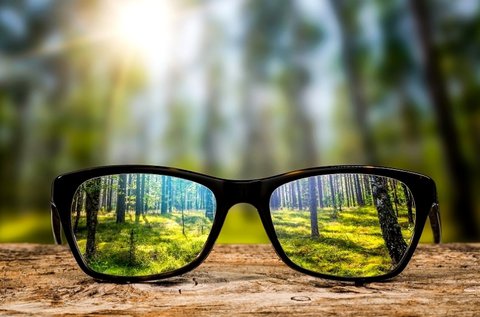 Vékonyított lencsés szemüveg látásvizsgálattal