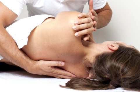 Lágy csontkovácsolás olajos masszázzsal