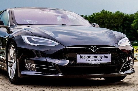 Tesla Model S élményvezetés forgalomban