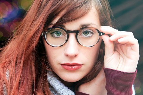 Vékonyított lencs​és szemüveg látásvizsgálattal