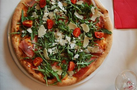 Olasz vékony tésztás pizza választható feltétekkel
