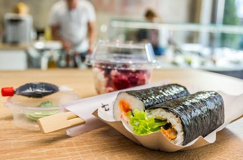 2 db ízletes sushi roll szójaszósszal