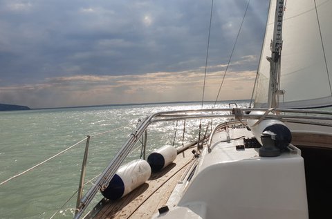 2 órás vitorlázás a Balatonon hajóskapitánnyal