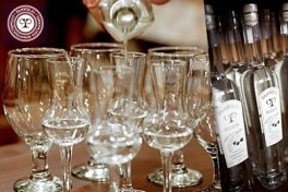 Miskolc: Panyolai mézes pálinka kóstolás 5 féle ízből, vezetett előadással, ásványvízzel, sajttállal, szabolcsi almával, milotai dióval 1.950 Ft-ért 2 fő részére